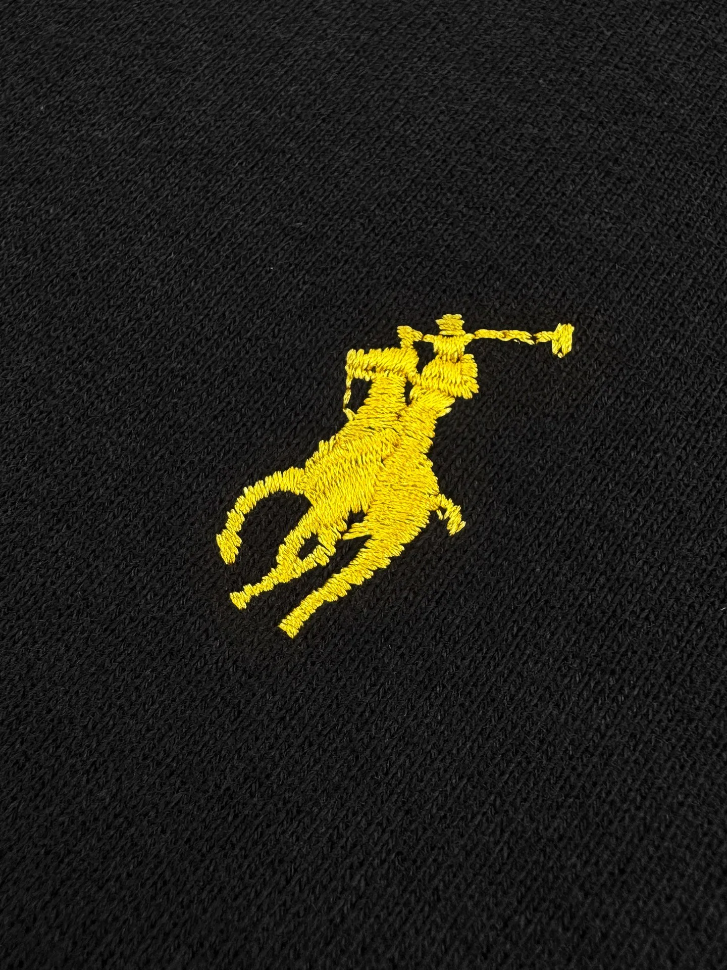 P350 Ralph Lauren gold embroidered half turtleneck sweatshirt, custom-made elegant fine cotton velvet material, soft and silky, comfortable and skin-friendly, with a pure black tone as the base color, plaid twill trim on the neckline, carrying the elegance and retro of British style, exquisite golden pony logo embellishment, self-focus, full of recognition, simple and smooth lines outline the overall outline, half-zip design is sublimated, casual but not out of style, in the name of design Create a new fashionable realm for sweatshirts. Process 1: Adopt imported machine embroidery technology. Use advanced computer control systems and precision mechanical components to realize pony mark embroidery operations with high precision and smooth and delicate lines. Process 2: The fabrics are washed and have a better hand feel. Not easy to deform, not easy to shrink, not easy to fade, and maintain long-term beauty. Accessories: Customized 1:1 Ralph Lauren zipper. Customized 1:1 Ralph Lauren trademark. Version: Fitted version. Size: S M L XL model number: BB756